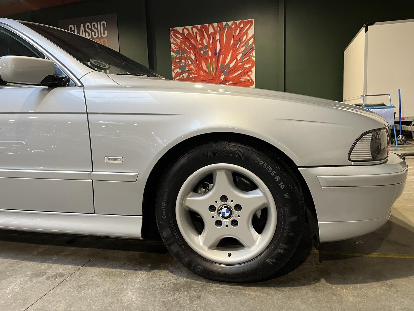 Sølv BMW 523i fra 1997