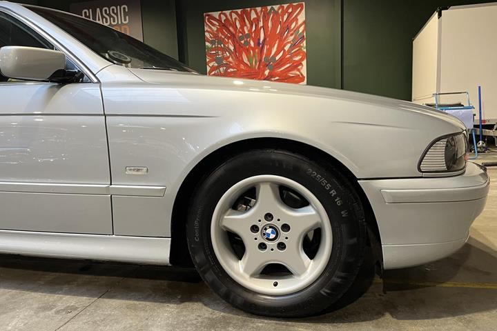 Sølv BMW 523i fra 1997