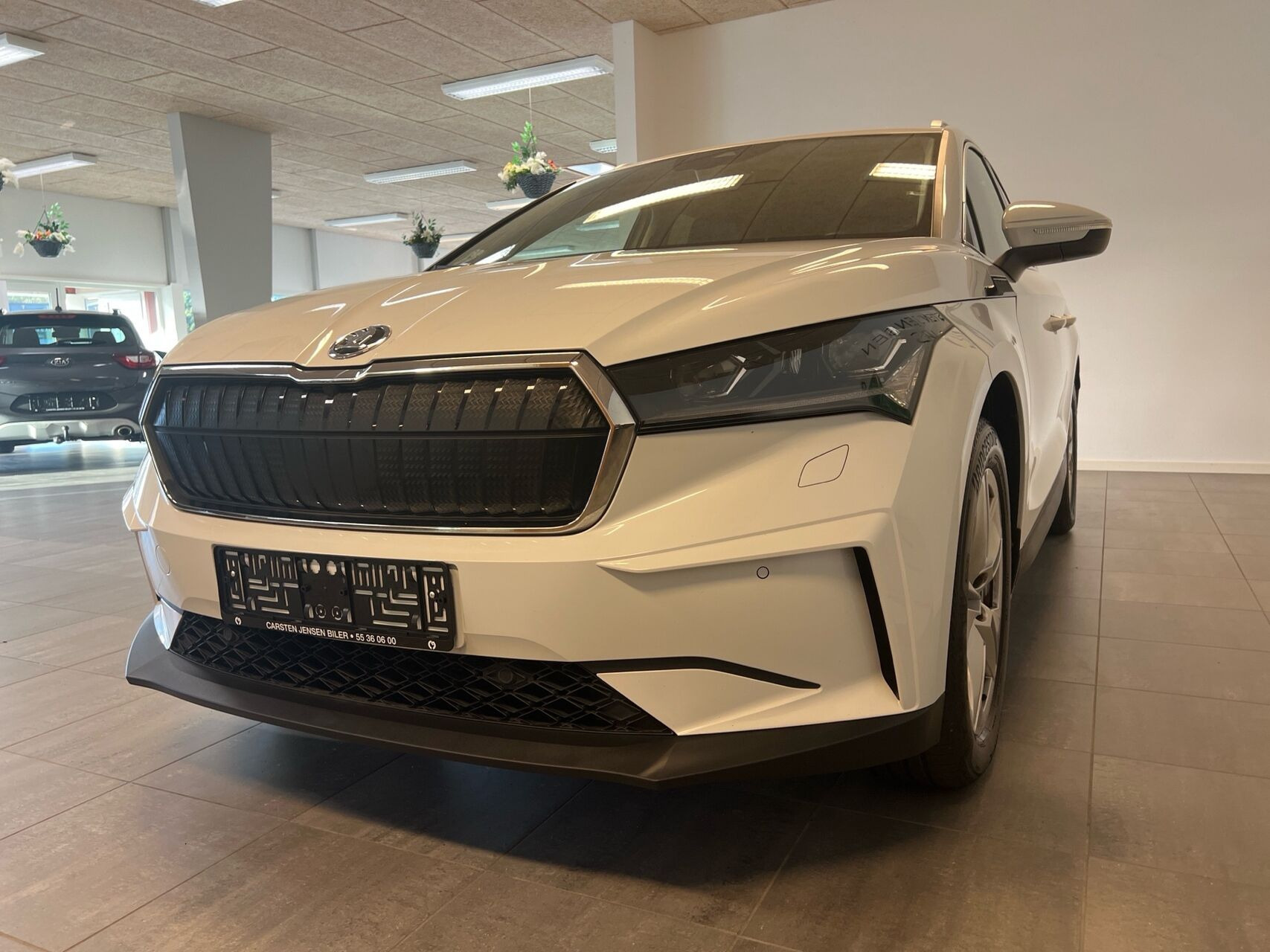 Hvid Skoda Enyaq fra 2022