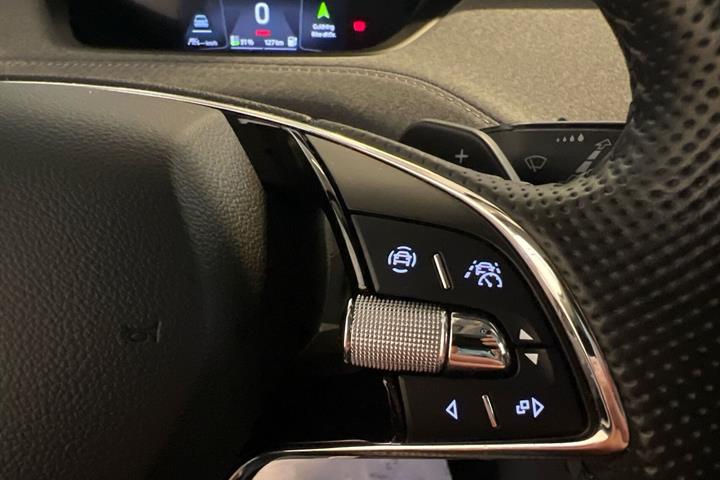 Hvid Skoda Enyaq fra 2022