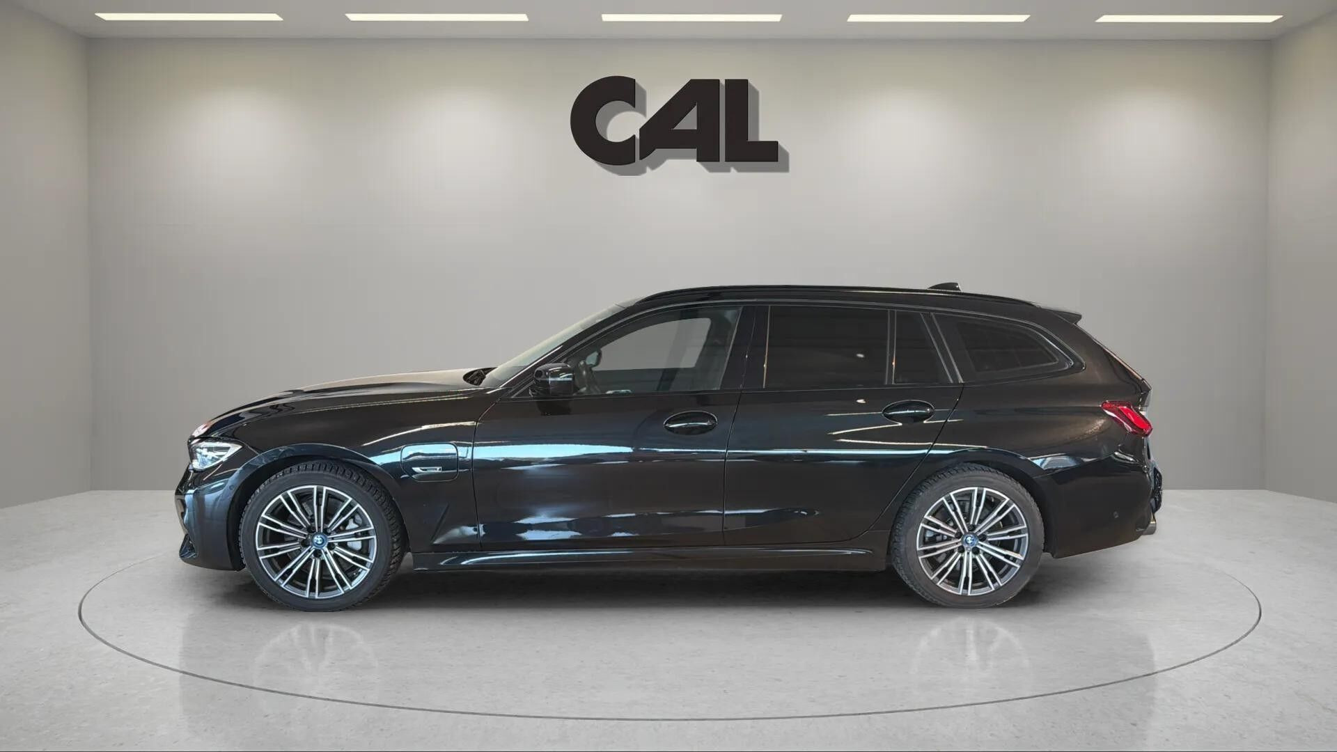 Sort BMW 330e fra 2022
