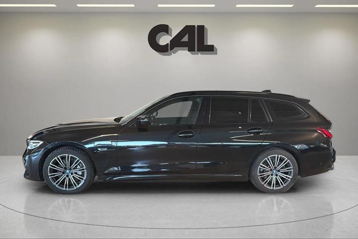 Sort BMW 330e fra 2022