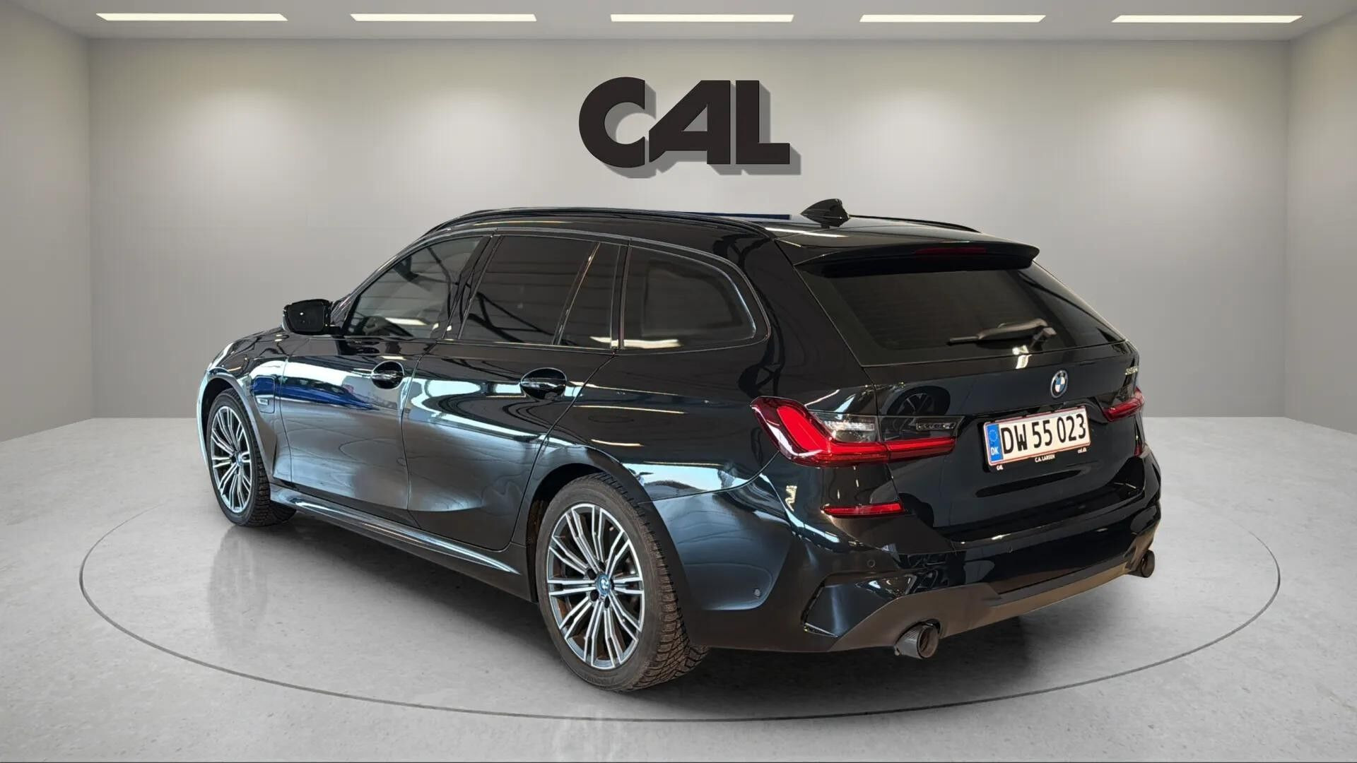 Sort BMW 330e fra 2022
