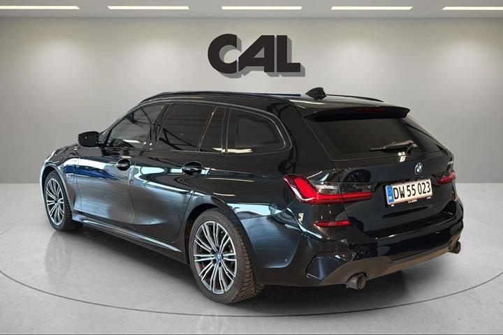 Sort BMW 330e fra 2022
