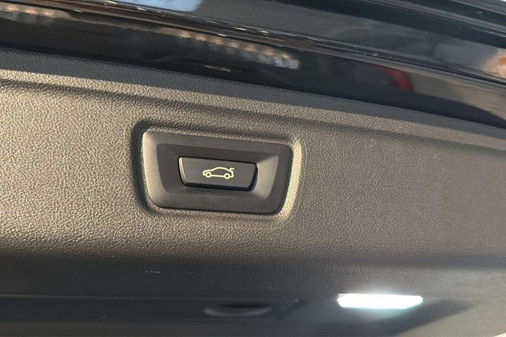 Sort BMW 330e fra 2022