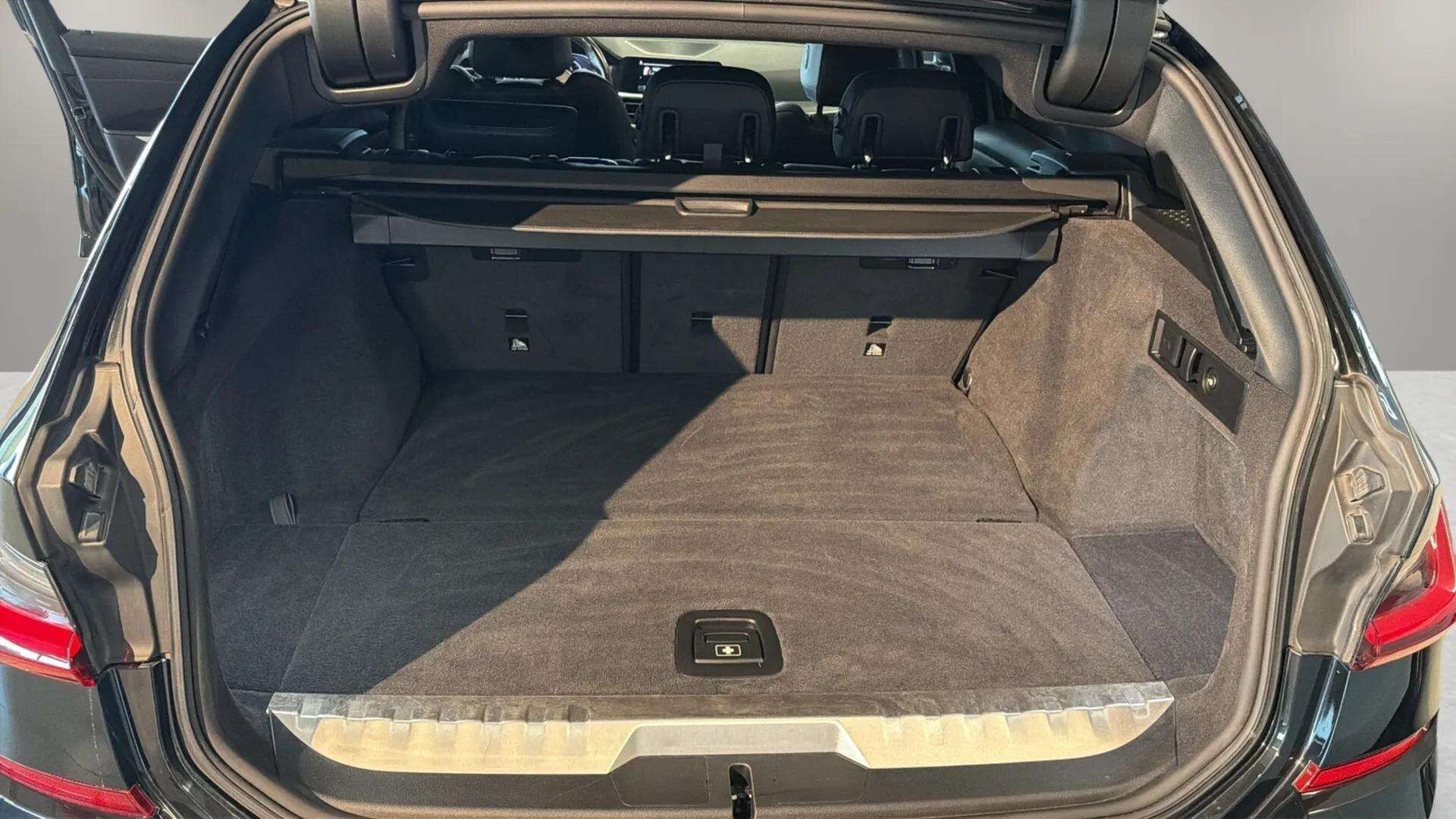 Sort BMW 330e fra 2022