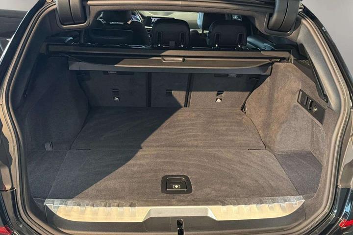 Sort BMW 330e fra 2022