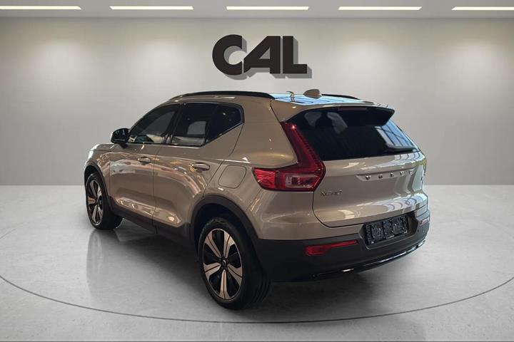 Sølv Volvo XC40 fra 2022