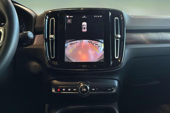 Sølv Volvo XC40 fra 2022