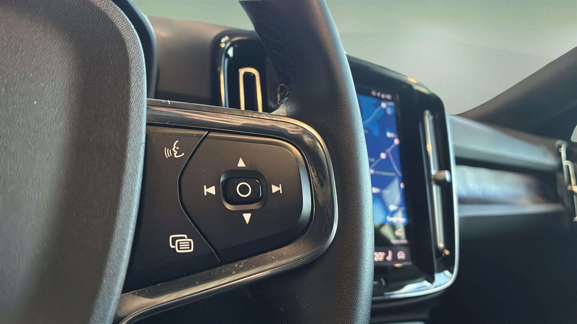 Sølv Volvo XC40 fra 2022