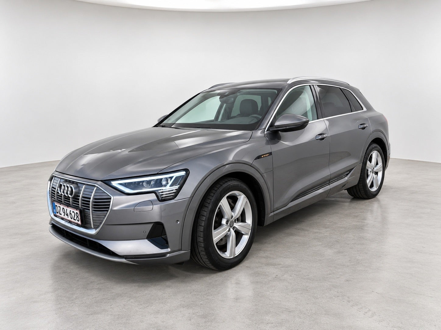 Grå Audi e-tron fra 2020