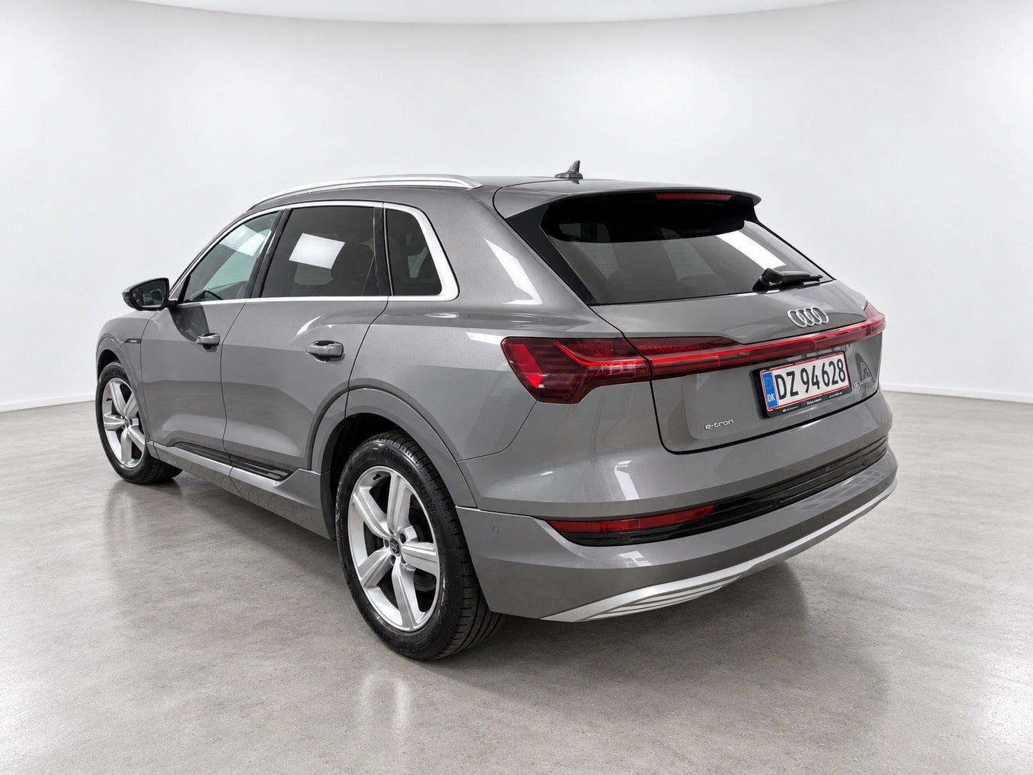 Grå Audi e-tron fra 2020