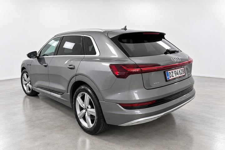 Grå Audi e-tron fra 2020