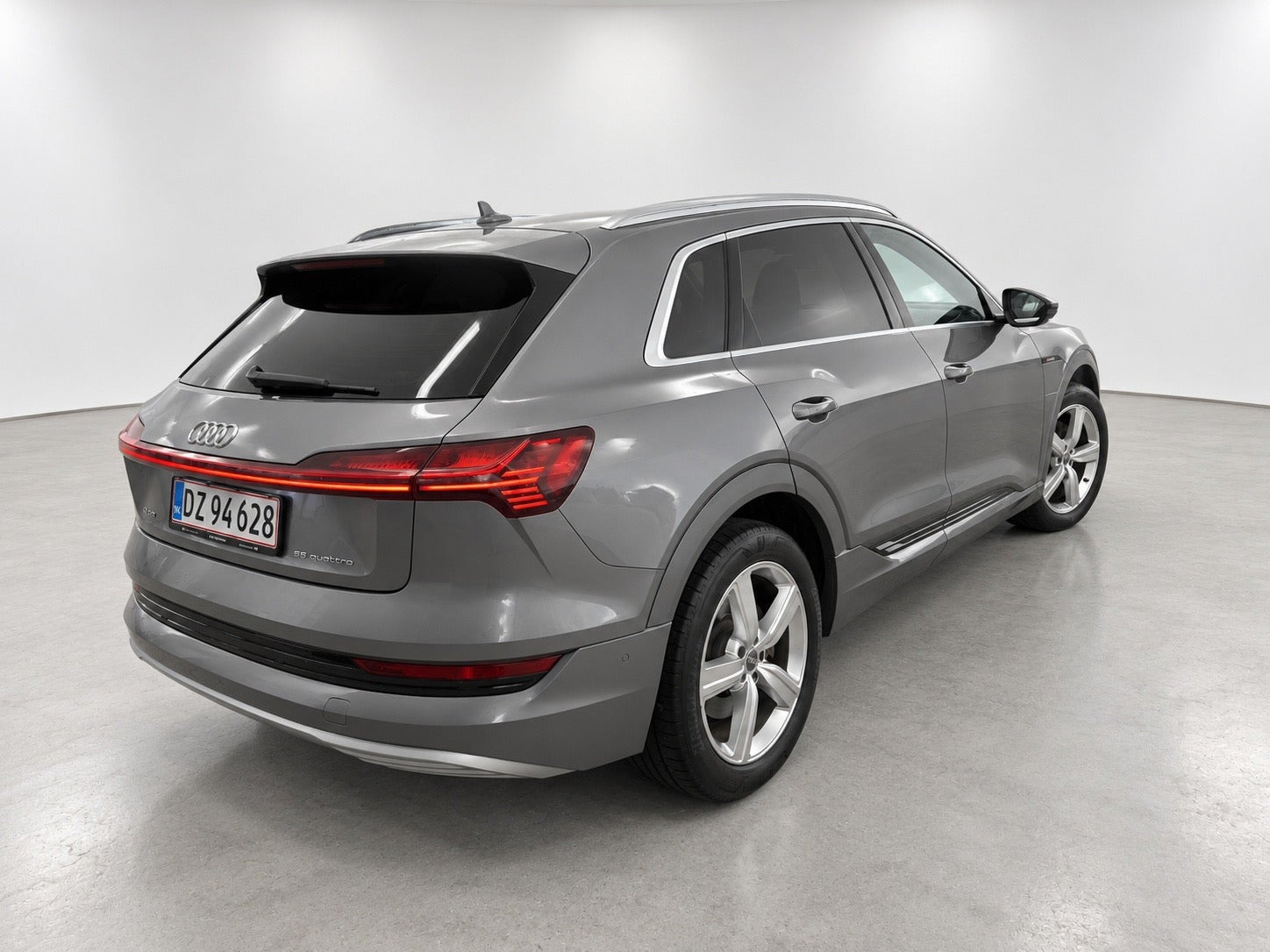 Grå Audi e-tron fra 2020
