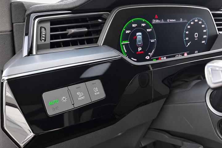 Grå Audi e-tron fra 2020