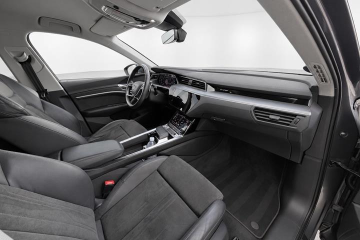 Grå Audi e-tron fra 2020