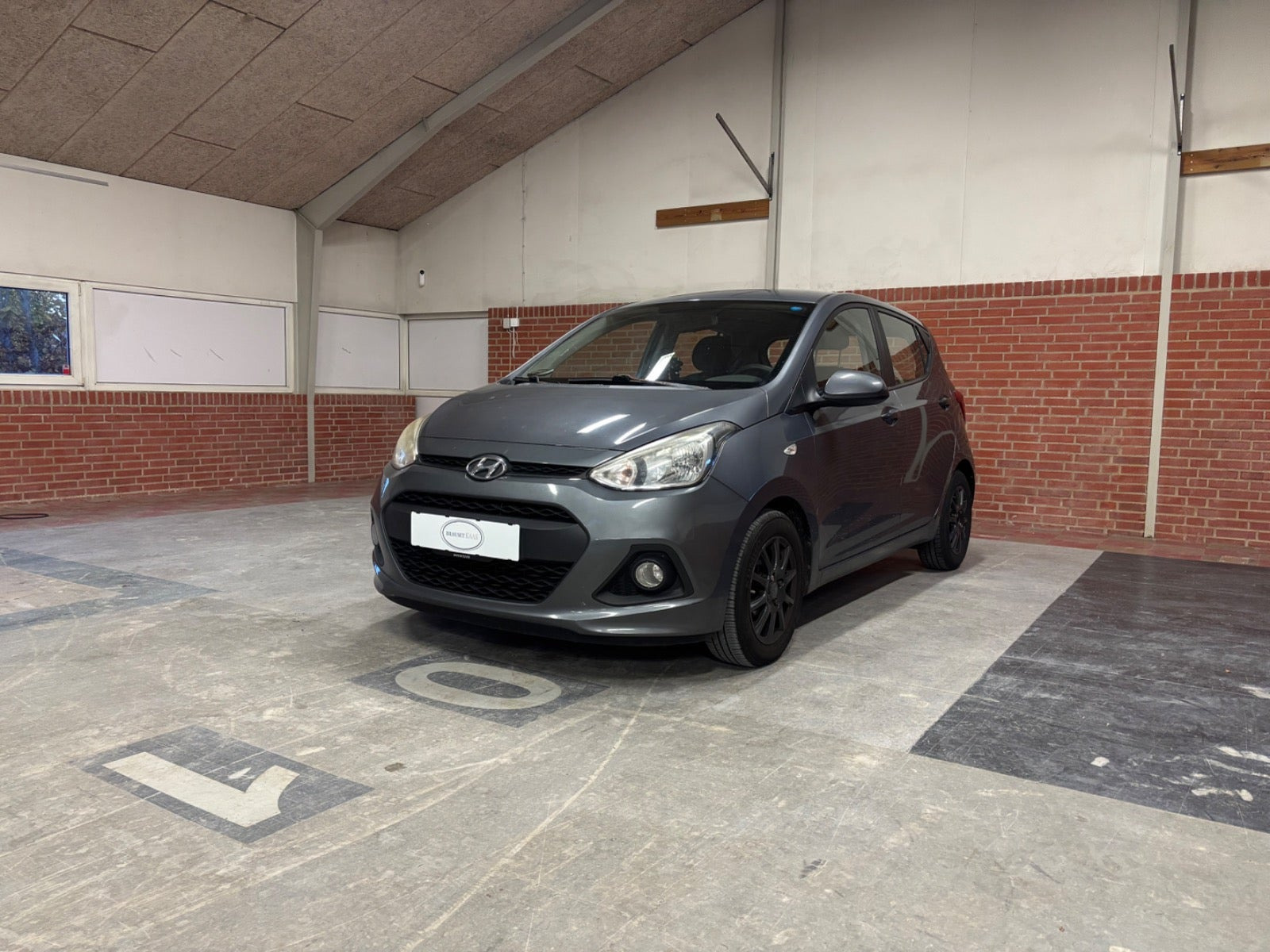 Grå Hyundai i10 fra 2014