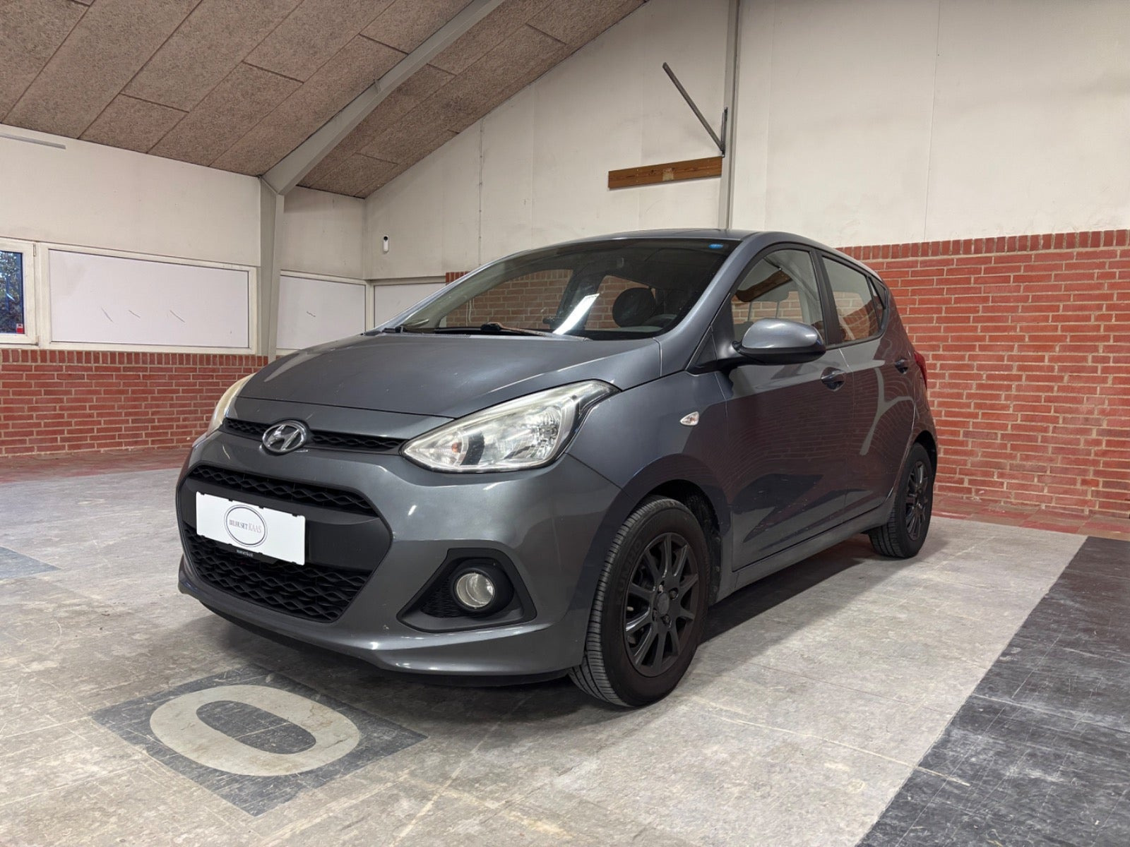 Grå Hyundai i10 fra 2014