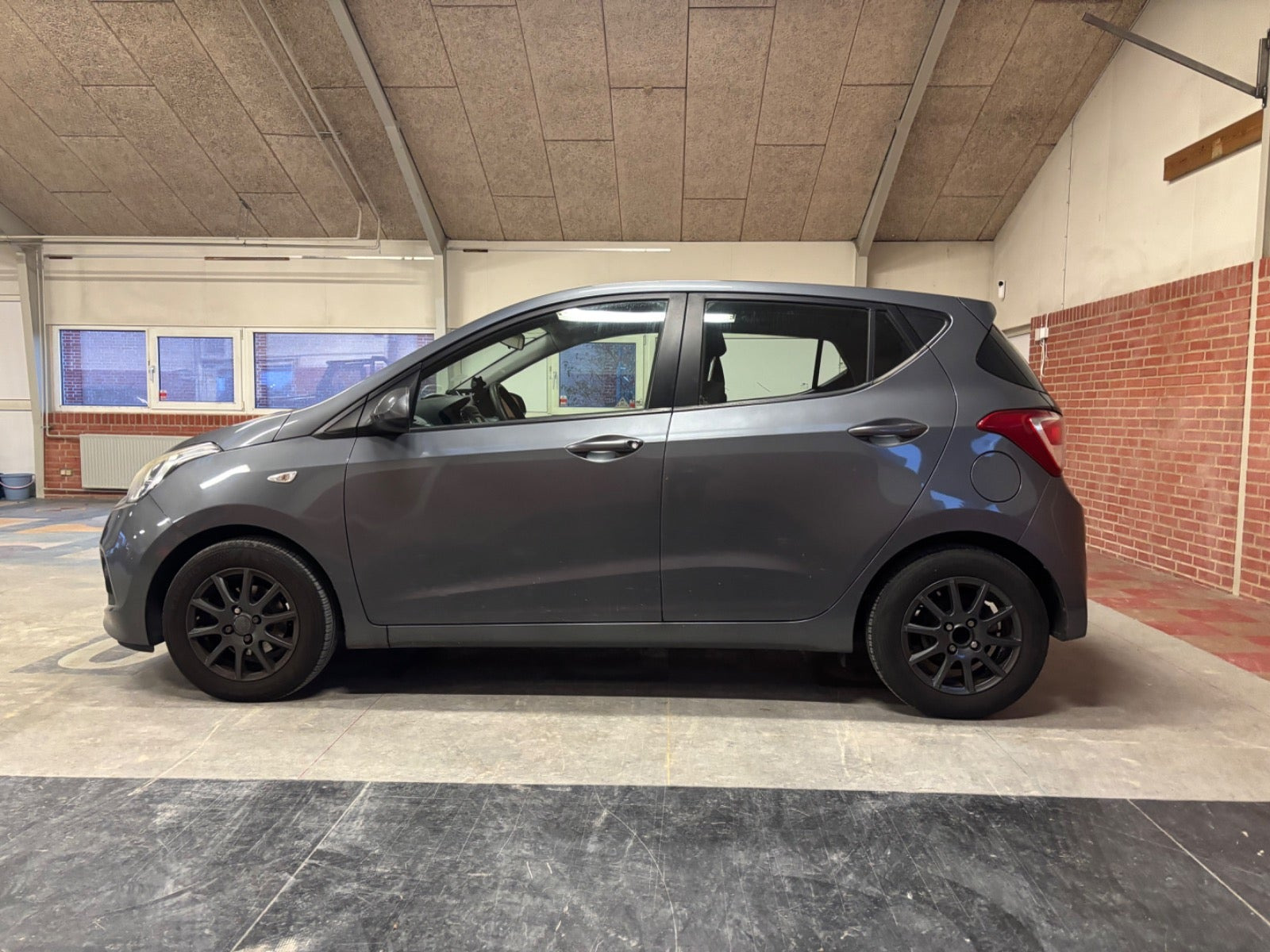 Grå Hyundai i10 fra 2014