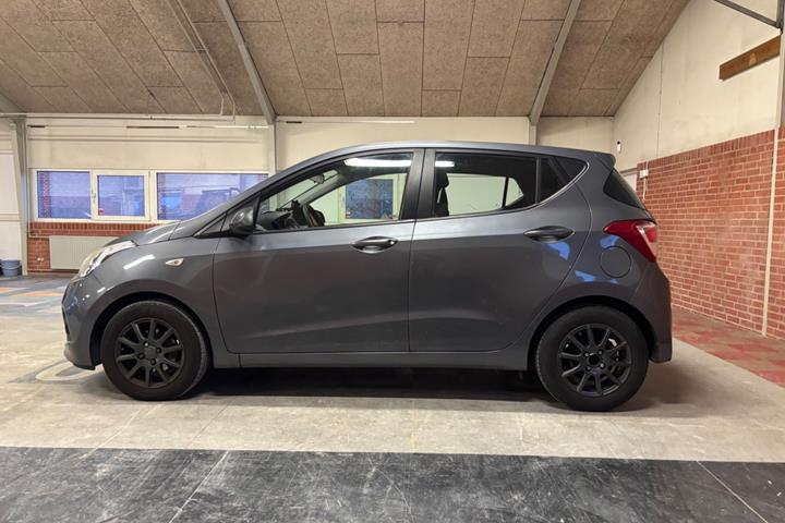 Grå Hyundai i10 fra 2014