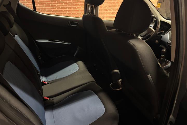 Grå Hyundai i10 fra 2014