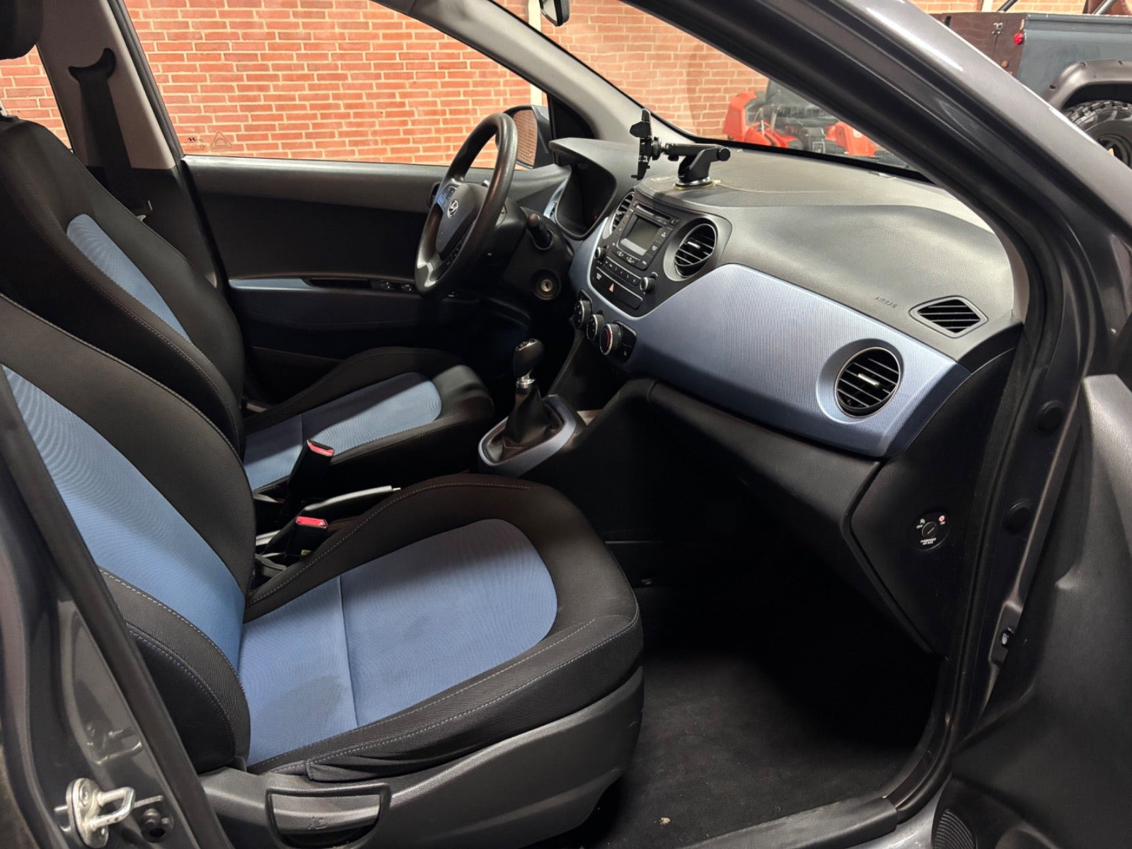 Grå Hyundai i10 fra 2014