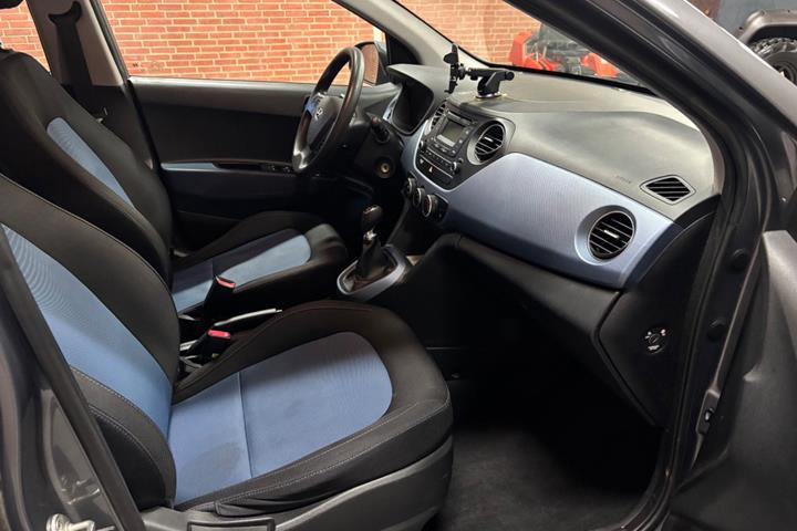 Grå Hyundai i10 fra 2014