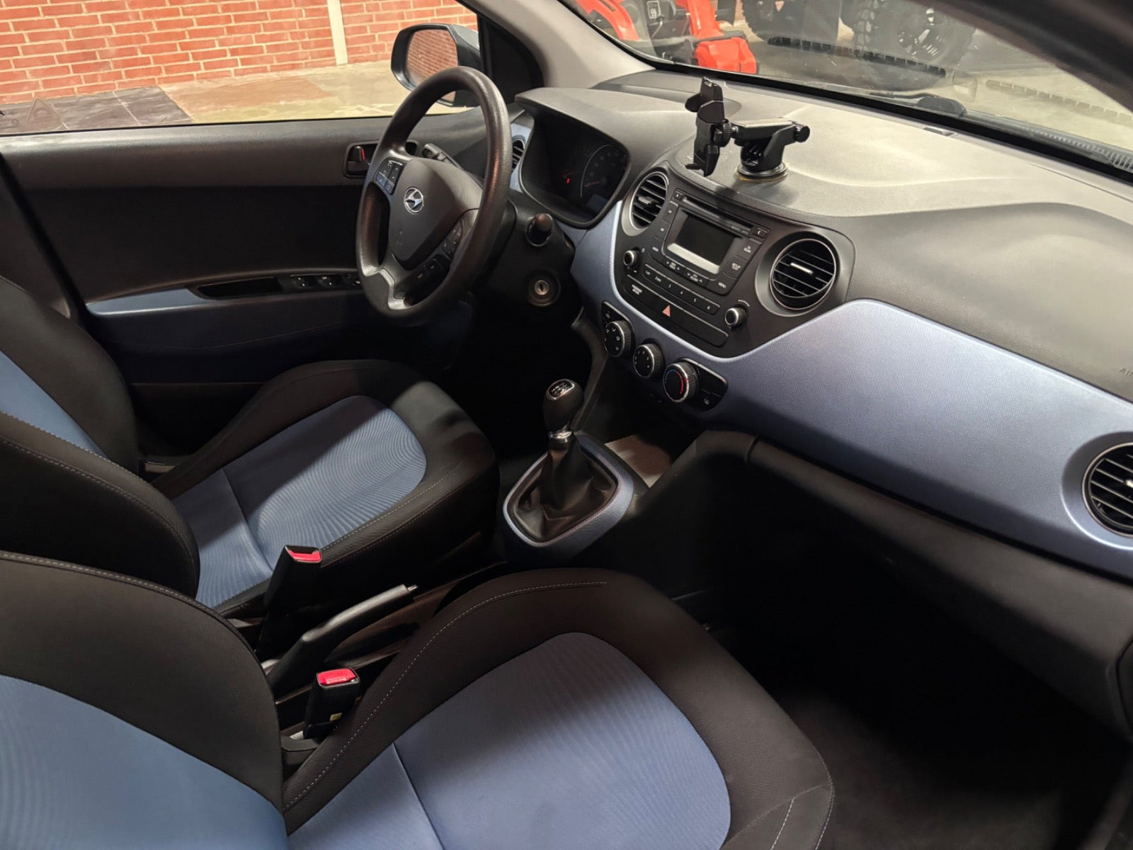 Grå Hyundai i10 fra 2014