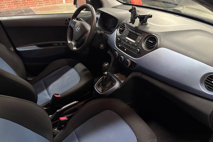 Grå Hyundai i10 fra 2014