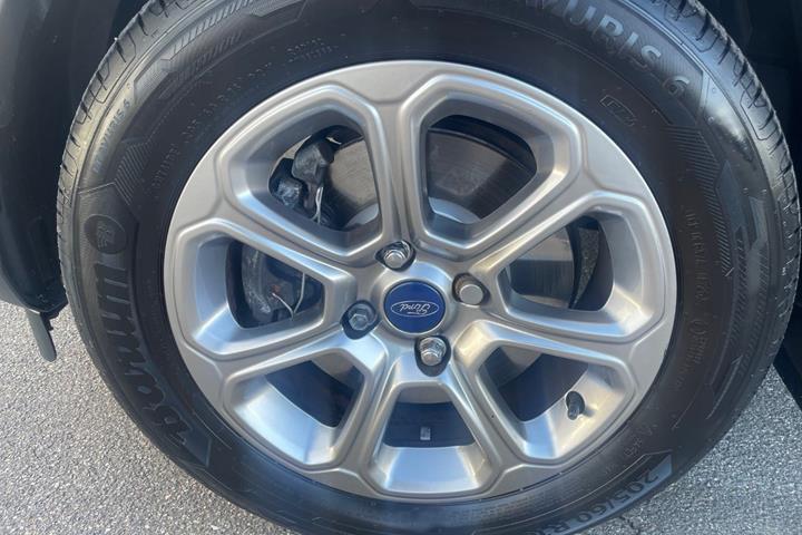 Grå Ford EcoSport fra 2018