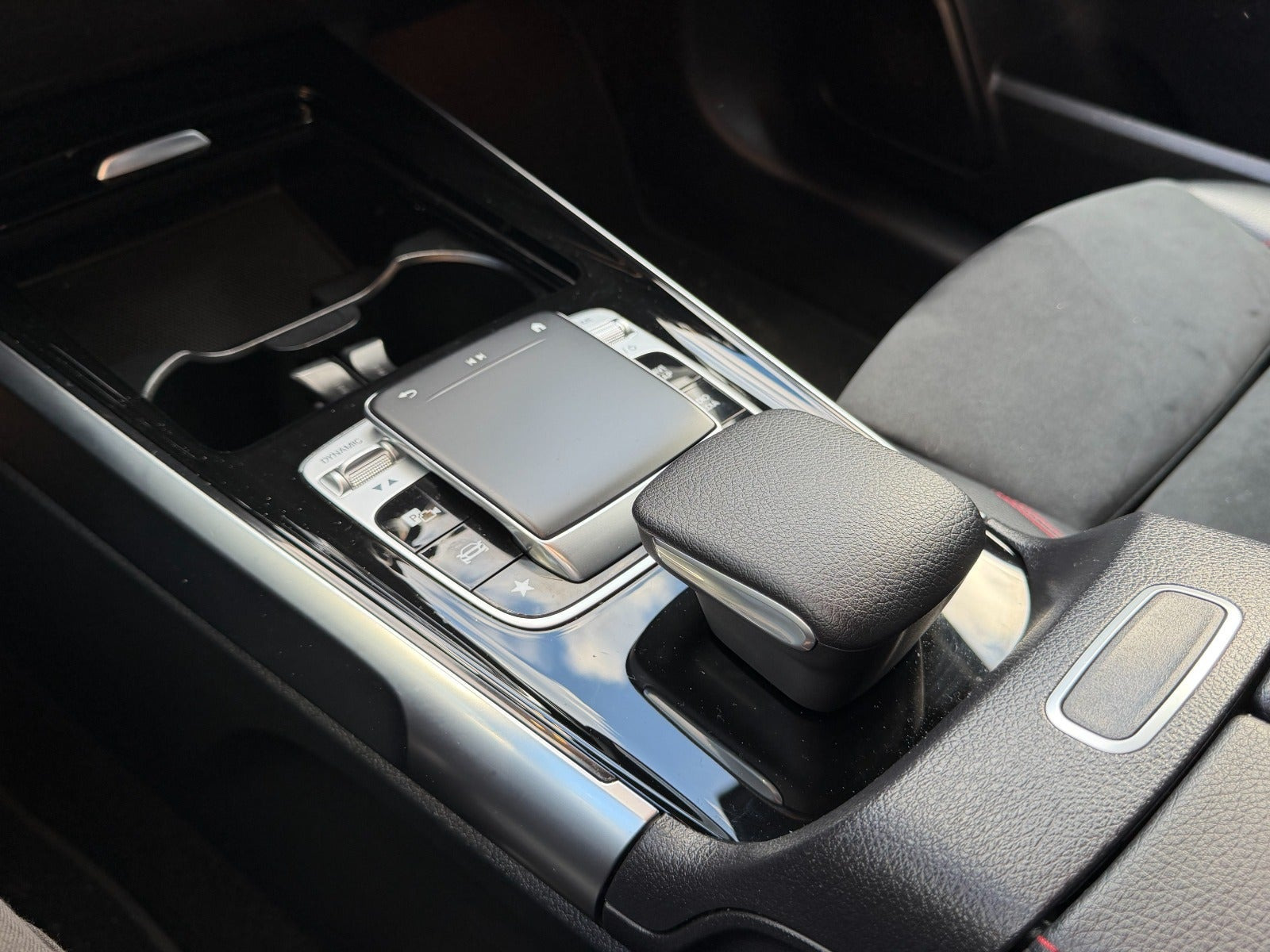 Sort Mercedes GLB200 fra 2020