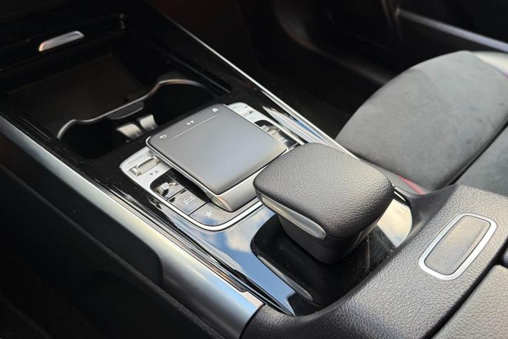 Sort Mercedes GLB200 fra 2020