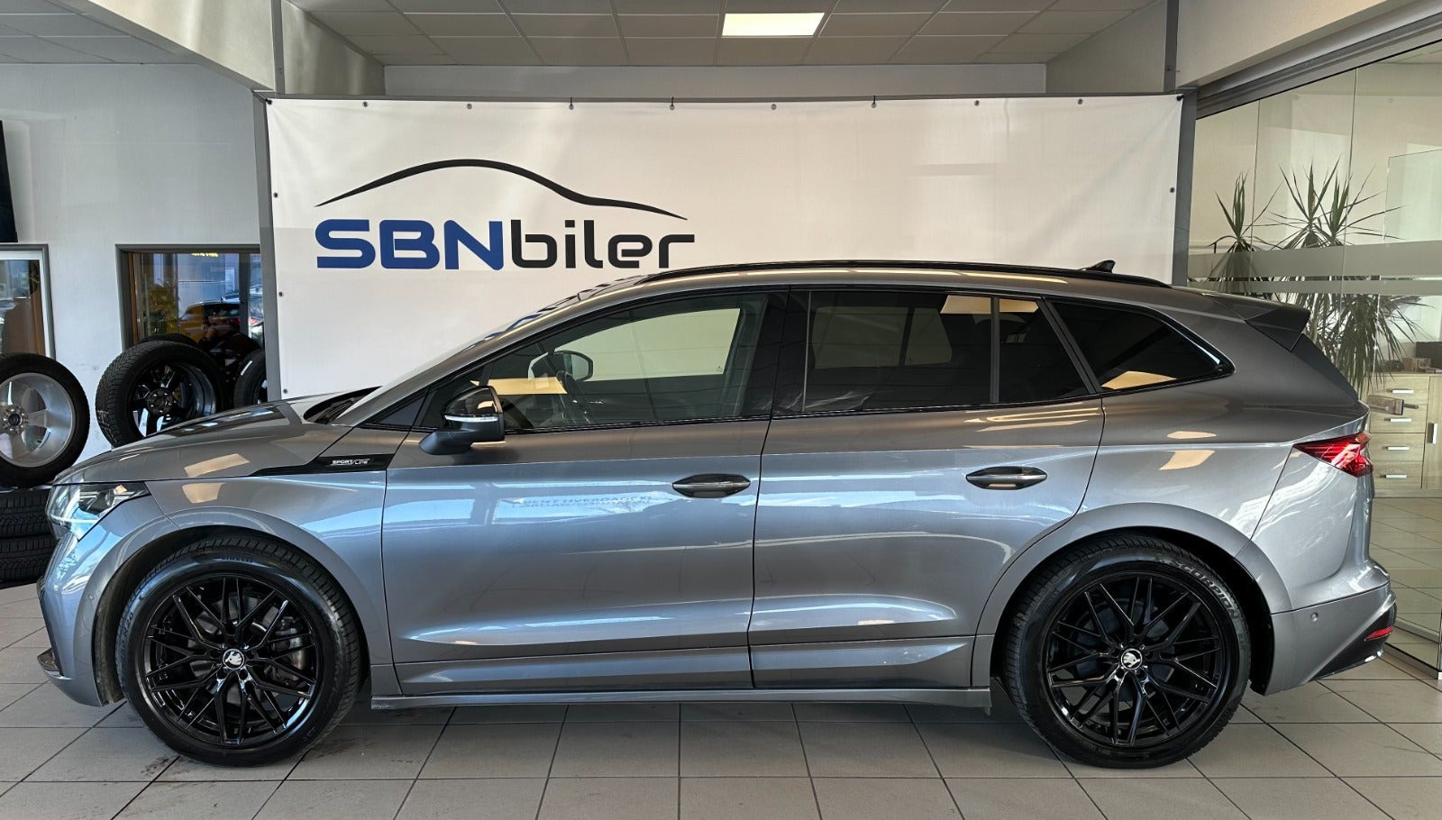 Grå Skoda Enyaq fra 2023