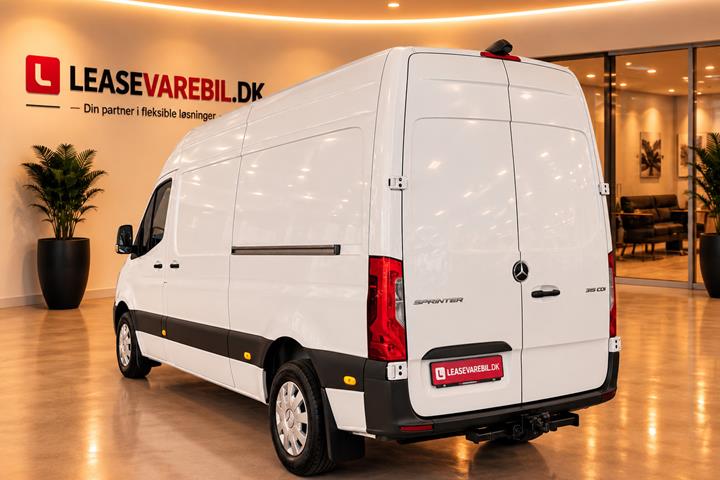 Hvid Mercedes Sprinter 215 fra 2023