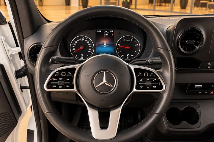 Hvid Mercedes Sprinter 215 fra 2023