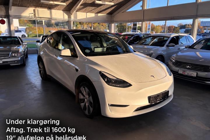 Hvid Tesla Model Y fra 2023