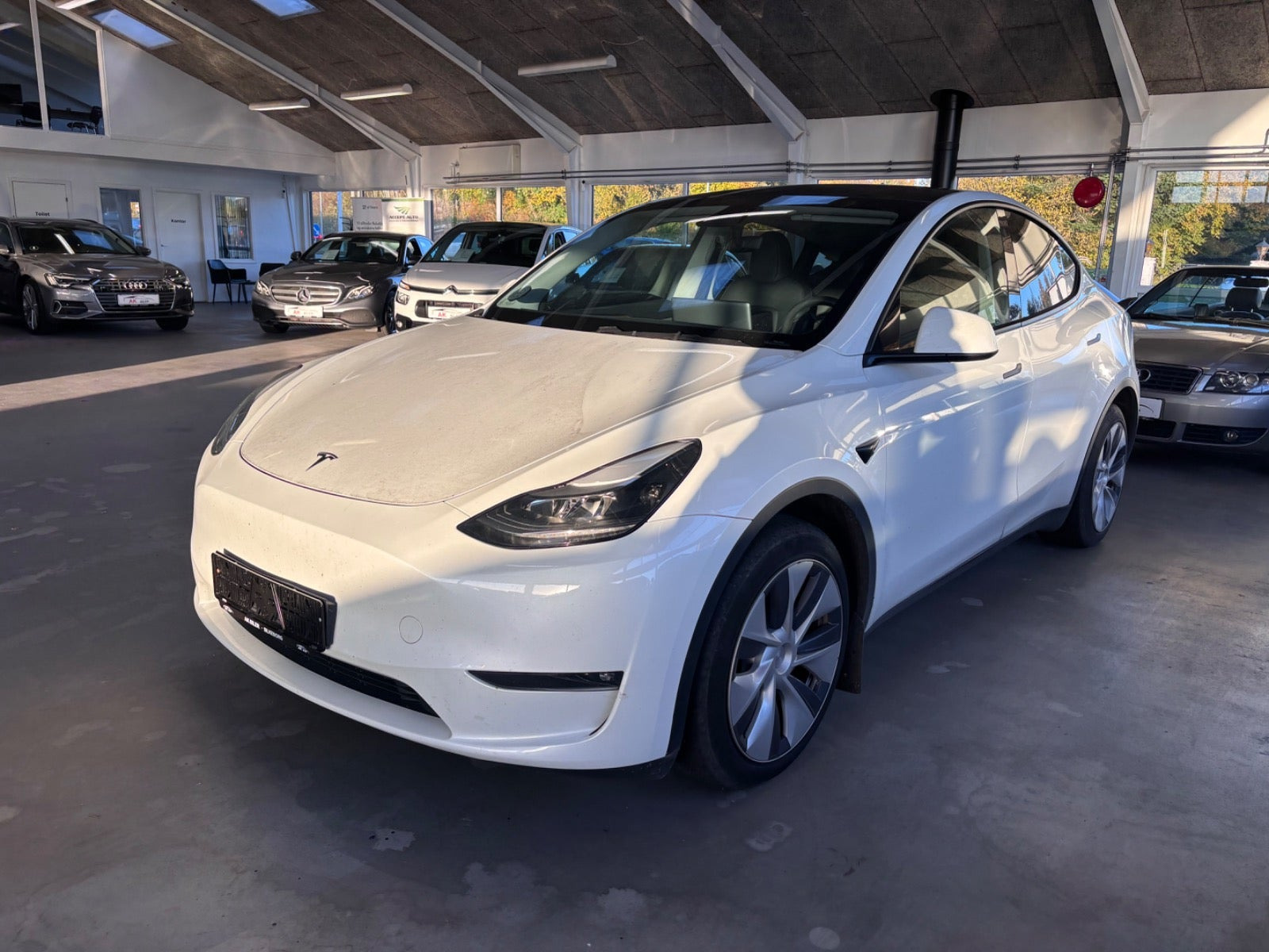 Hvid Tesla Model Y fra 2023
