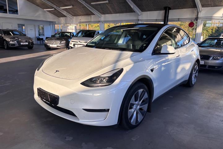 Hvid Tesla Model Y fra 2023