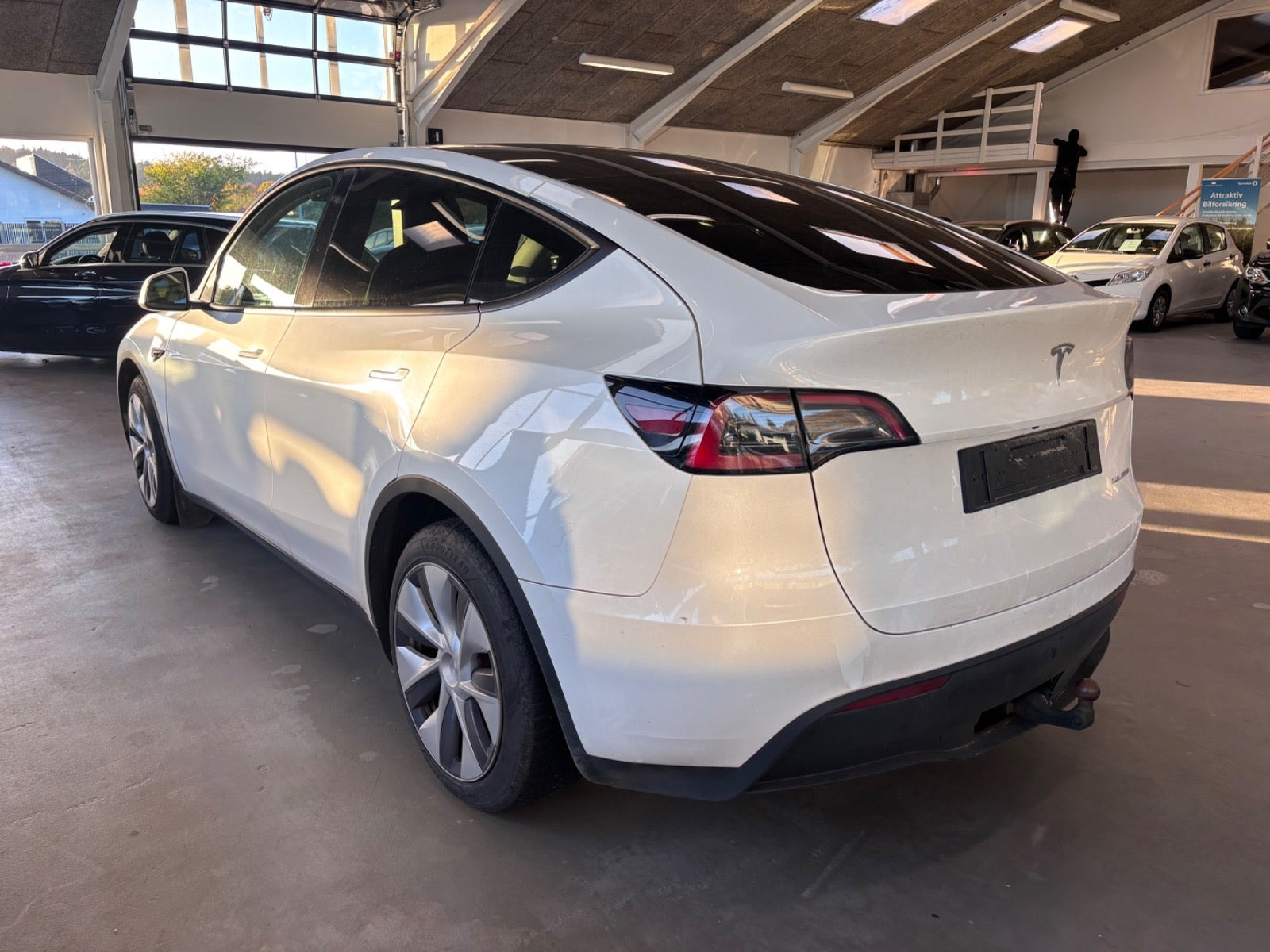 Hvid Tesla Model Y fra 2023