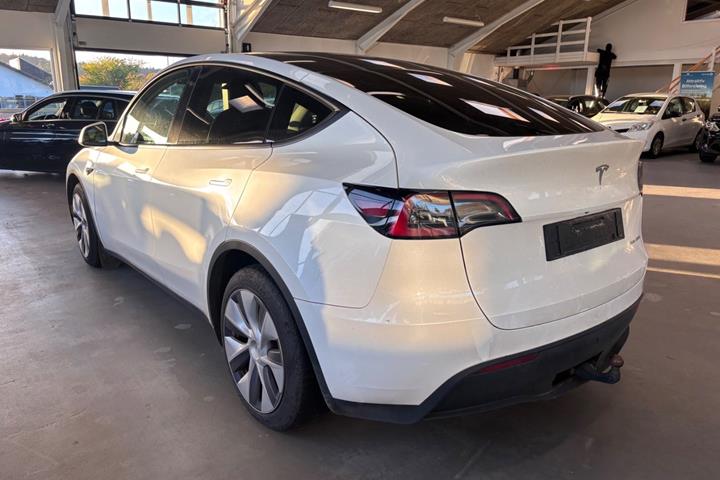 Hvid Tesla Model Y fra 2023