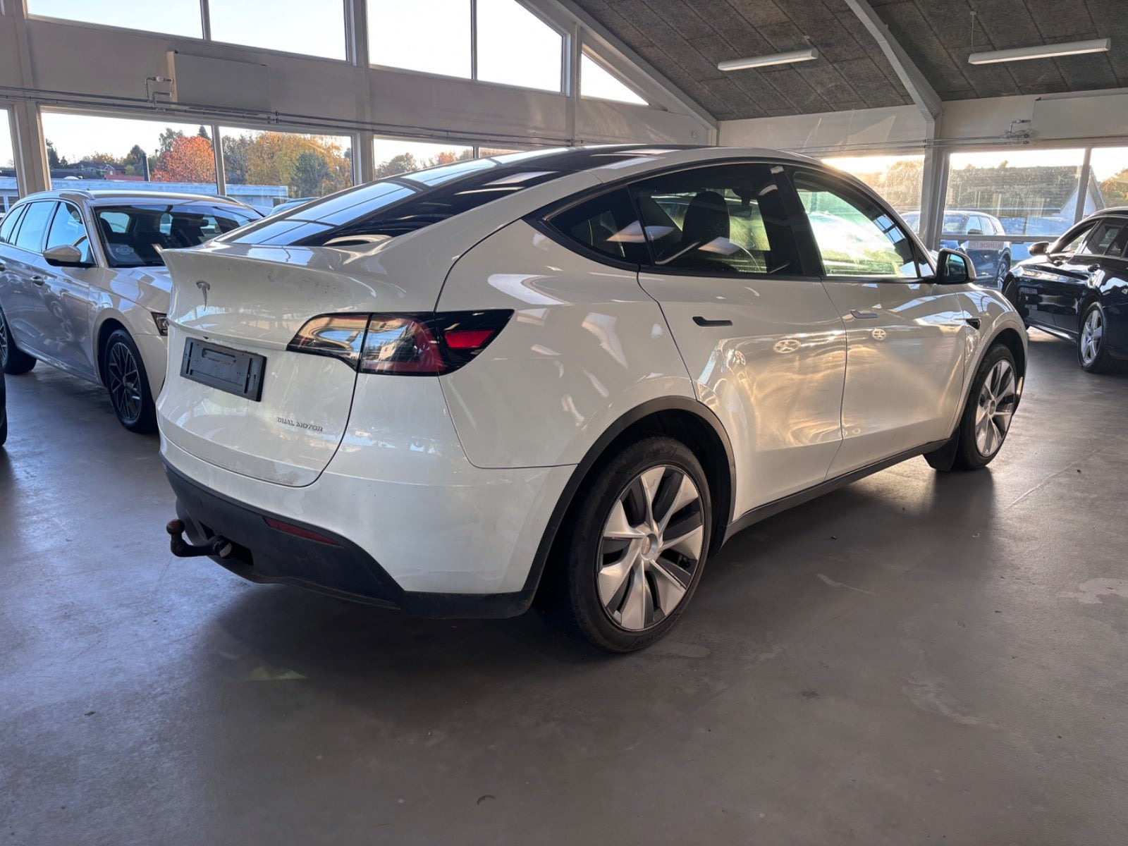 Hvid Tesla Model Y fra 2023