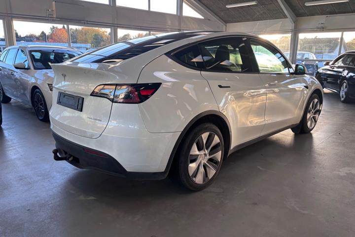 Hvid Tesla Model Y fra 2023
