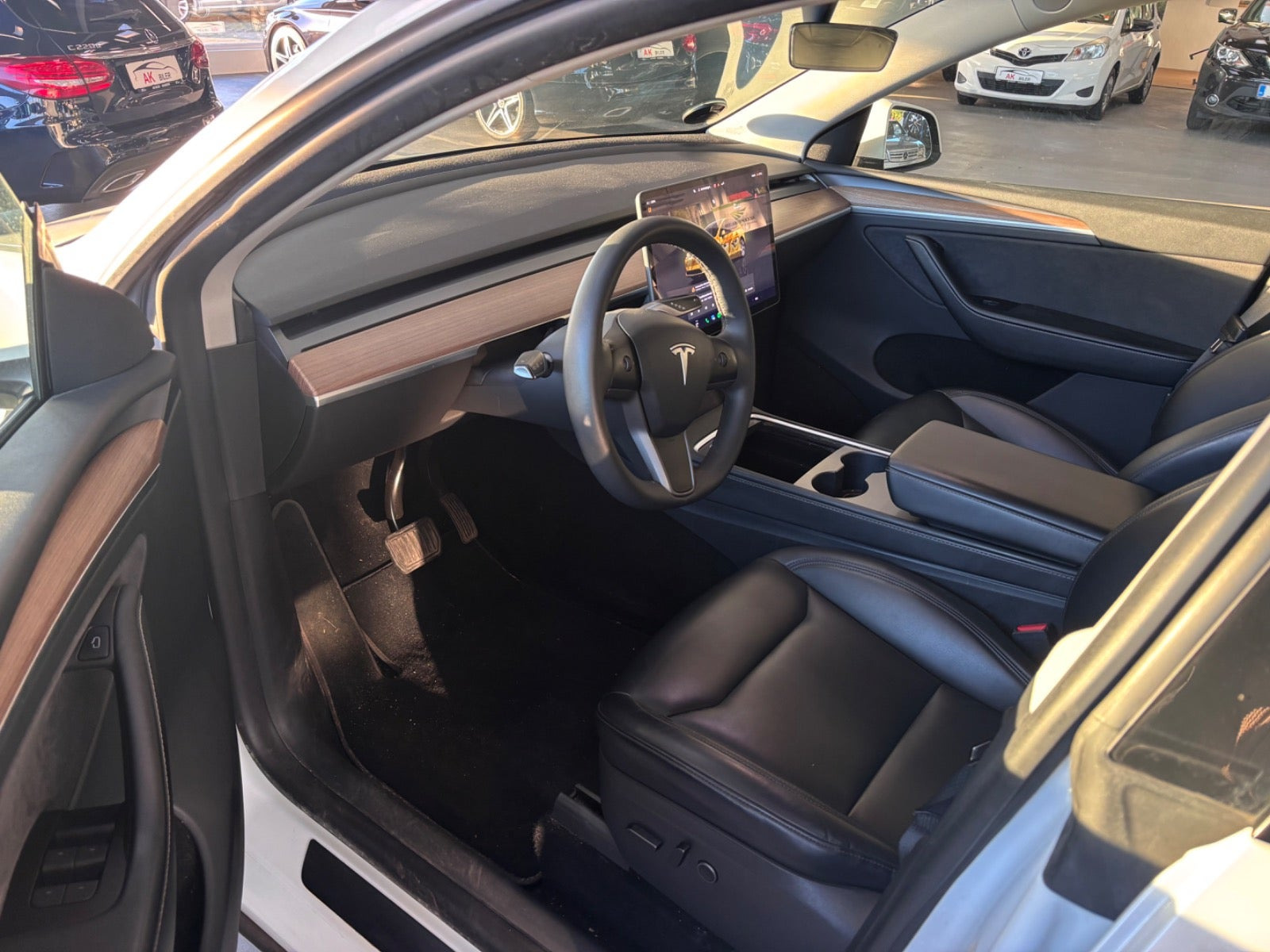 Hvid Tesla Model Y fra 2023