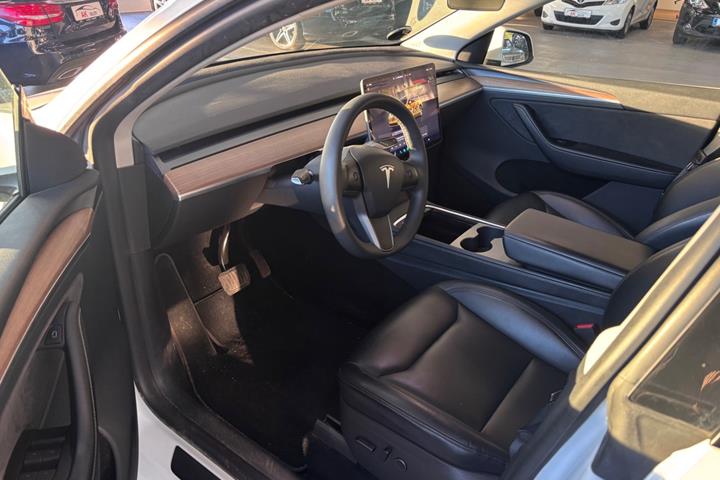 Hvid Tesla Model Y fra 2023