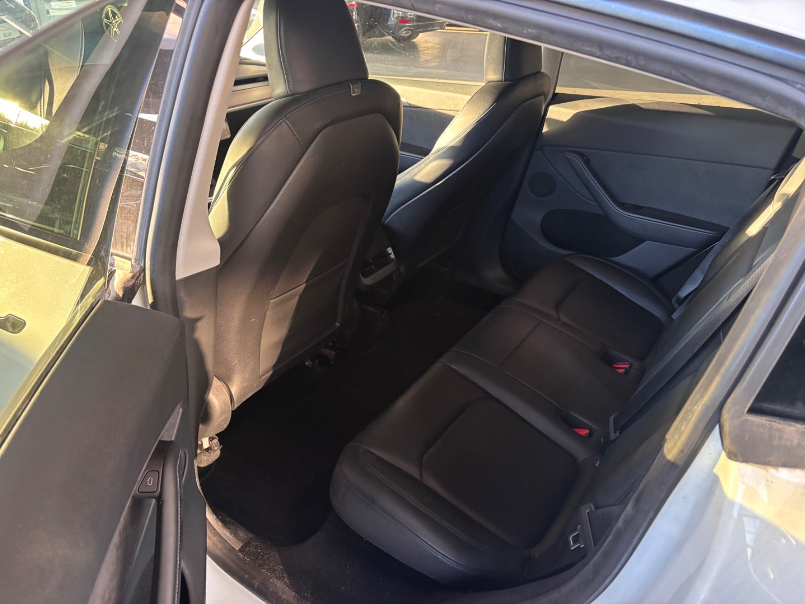 Hvid Tesla Model Y fra 2023