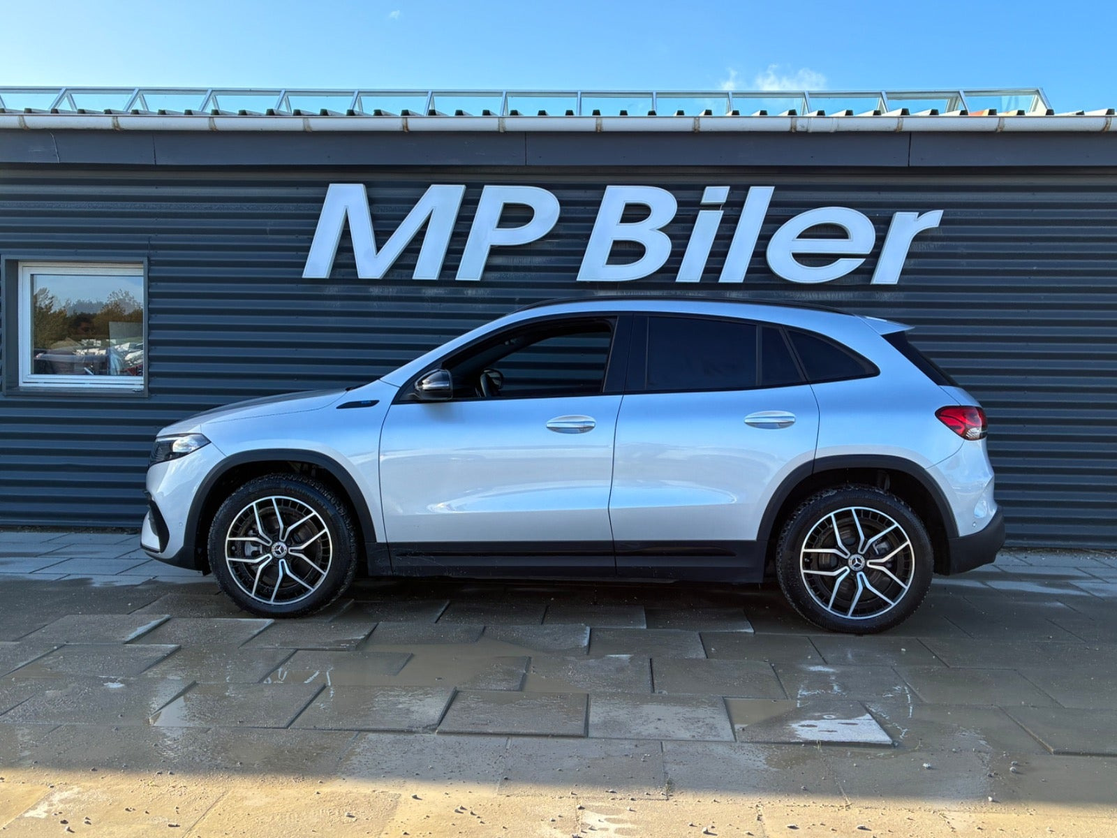 Sølv Mercedes EQA250+ fra 2023