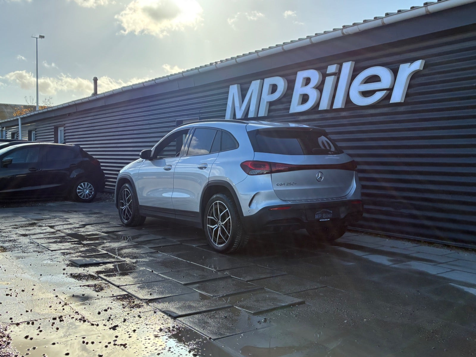 Sølv Mercedes EQA250+ fra 2023