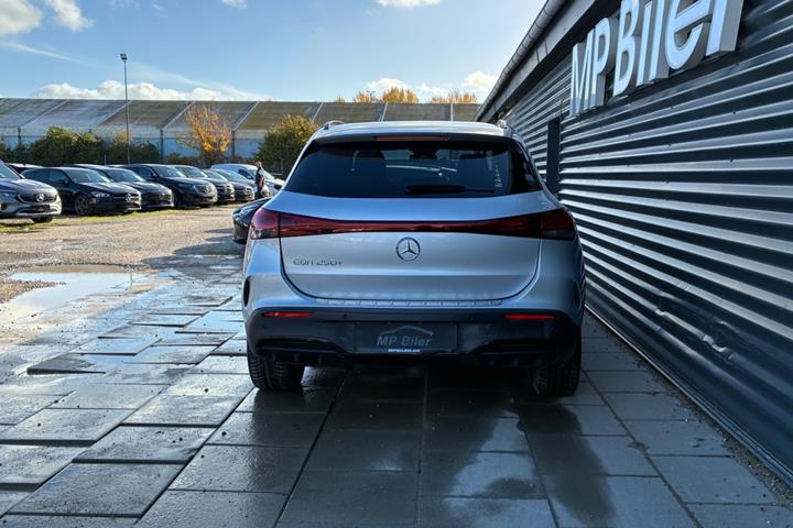 Sølv Mercedes EQA250+ fra 2023