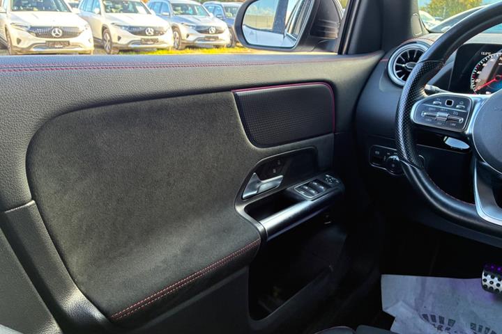 Sølv Mercedes EQA250+ fra 2023