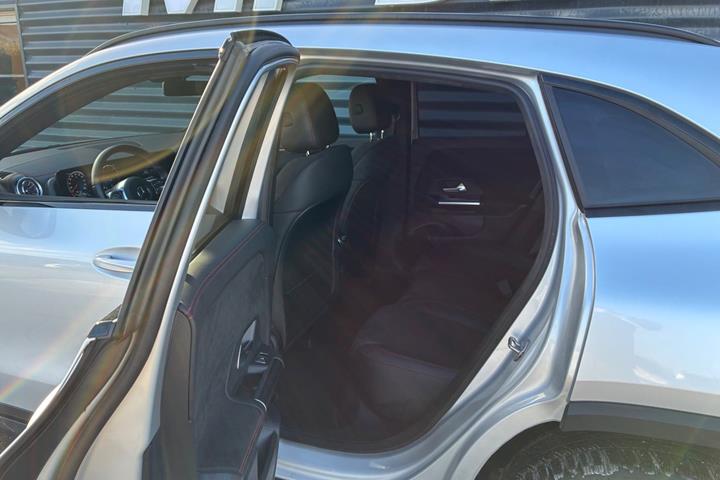 Sølv Mercedes EQA250+ fra 2023